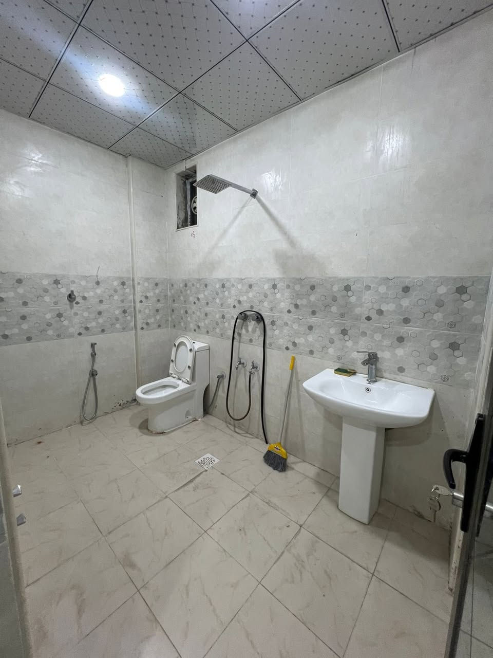 #شركة_ارض_ادم_للوساطة_العقارية 

🏠 شقة للإيجار – زيونة /محله 716بشارع مدينه العاب بغداد

🔹 التفاصيل:

✅- الطابق:الاول
✅ بالكون
✅- يوجد مصعد
✅- كهرباء 24 ساعة
✅- غرفتان + خدمات
✅- مطبخ

🔒 الأمان:

✅- نظام سكيورتي
✅- كاميرات مراقبة
✅- الإيجار للعوائل فقط

📞 للاستفسار والاتصال:

***********

***********
