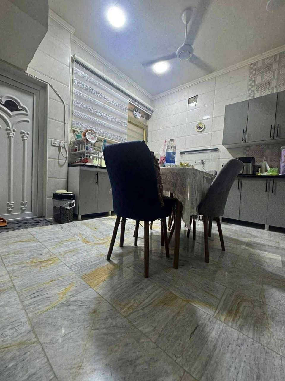 ٥٠ متر ٣ طوابق (٢ ونص + سطح)، ٣ غرف نوم و٣ حمامات  ومطبخ
بناء حديث

بالأمانة، محلة ٨٩١ زقاق ٥٤
للاستفسار ***********
واتساب
