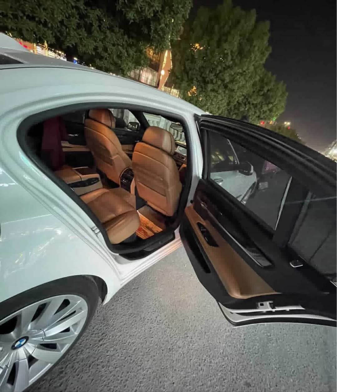 سلام عليك اخوان.  للبيع   
 
BMW  750li V8  Twin turbo    🔥

موديل  2012   

سيارة صبغ 3قطع بدون دواخل 
مواصفات  فول    
داخل  قهوائي 
باب    طويل
 ٤ ابواب شفط
 
كشنات جلد هيتر و ميموري

ويل  20 

Auto stop

باقي هواية مواصفات  مااذكر

سيارة ماشية 105 mil 
    
   $155 

مكان السيارة كربلاء
*********** كربلاء, العراق
