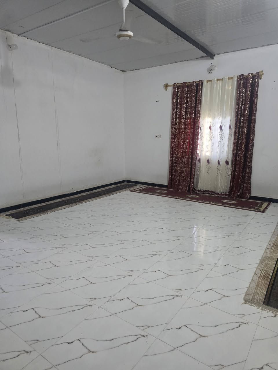بيت زراعي للبيع خلف المدينه المائيه قرب حسينيه حجي باقر المرياني مساحة الرض ٦٥٠ متر مساحة البنيان ٢٠٠ متر يتكون من ثلاث غرف + صاله × ديوان× حمام داخلي× مطبخ البيت كله سيراميك سقف سندويج ٥٠ وبيه مجال ***********
