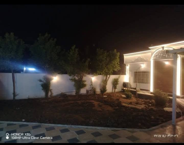 سلام عليكم 
مساحه بيت  350 مساحه بناء 150 و باقي 200كراج وحديقه واجه12 نزال 33 و غرفتين نوم
1غرفه نوم ٧×٤
2.غرفه نوم ٥×٤
حولي درج ٣×٦درج مرمر
مطبخ ٤×٤
الصاله ٦×٤
حمام٢×٤
بيتونه٣×٤
المطبخ والساحه والحمام سيراميك
***********
