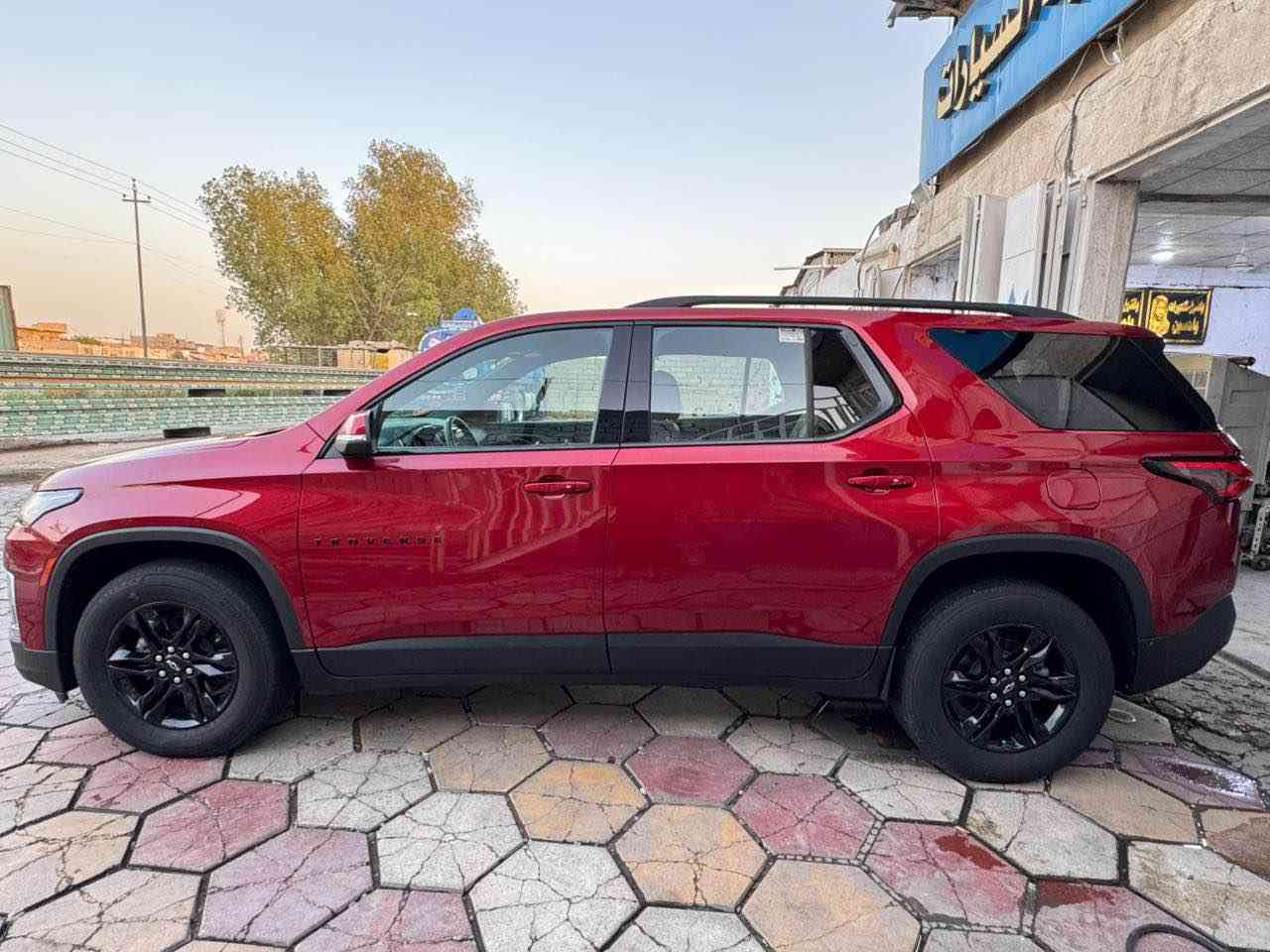 السلام عليكم .. 
رمضان كريم عليكم وتقبل الله صيامكم وقيامكم .. للبيع .: فقط للبيع 
شفرليت ترافرز موديل ٢٢ وارد امريكي 
السيارة LT1 BLACKTOP  علايم وويل اسود بلادي 
السيارة فول مواصفات بدون بانوراما 
محرك ٦ سلندر ٣٦٠٠ 
لون احمر مميز 
بصمة تشغيل 
كشنات جلد 
كشنات خلفية فصل 
تدفئة بلكشنات
ويل كب 
تحكم ستيرن 
نظام تحديد مسار وقيادة اليه
٣ انظمة قيادة
رادار امامي 
رادار بلمري 
قاصه 
باب خلفي كهرباء 
لايت LED بلادي 
حادثها بسيط دحجه بلمدكر الامامي والمدكر الخلفي ايرباك برده ضارب فقط وصور الحادث موجوده
 السيارة جاهزة اي نقص ما بيها 
رقم بصرة انكليزي الجديد حره تحويل مباشر 
مكان السيارة البصرة 
السعر ٢٦٠ ورقة وبيها مجال قليل للشراي 
***********
*********** البصرة, العراق
