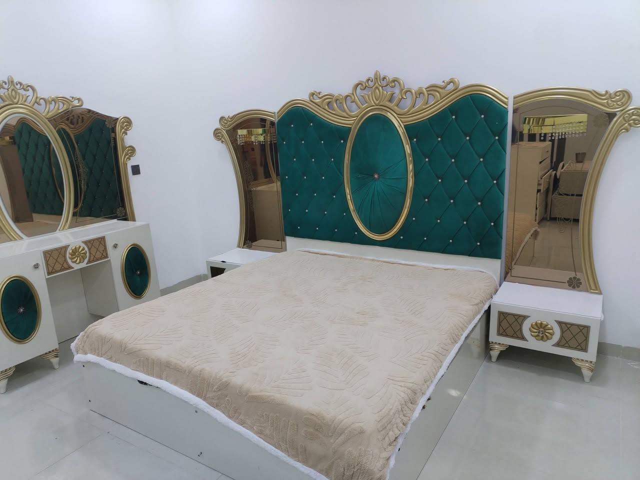 للبيع سعر ٣٠٠ ***********
