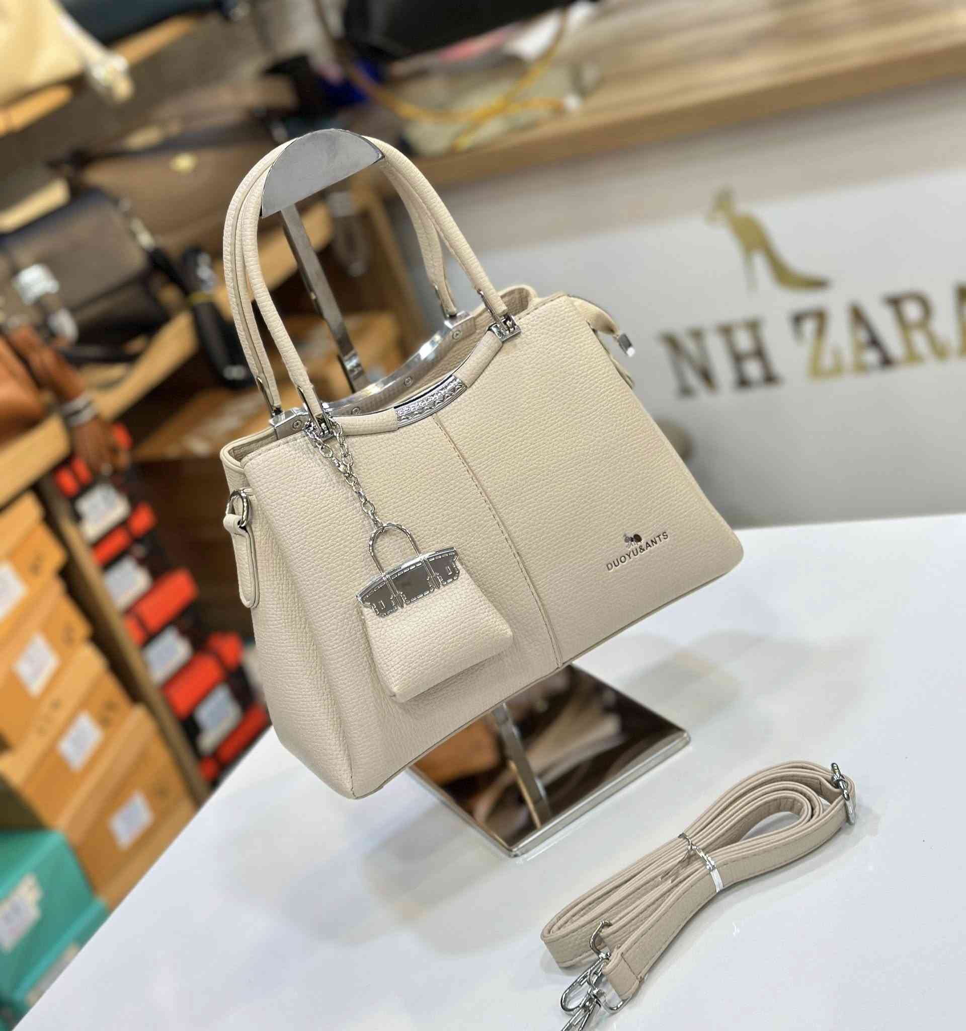 جديدنا من الحقائب النسائية 👜💼👝👛
جلد طري 3 خانات / السعر 20 الف فقط 💵✅

الموصل / الزهور - مجمع عزيز فتحي ط3 🌺💐🥰🥀

تألقي بآجمل اطلالة وحصريا لدى NH ZARA 🥰💕

يفتح المحل يوميا من الساعة 11 صباحا لغاية 10 ليلا ⏰⏱️


**إذا كنت صاحب هذا الإعلان وتريد حذفه لأي سبب، رجاءا أرسل رسالة إلى الدعم الفني**