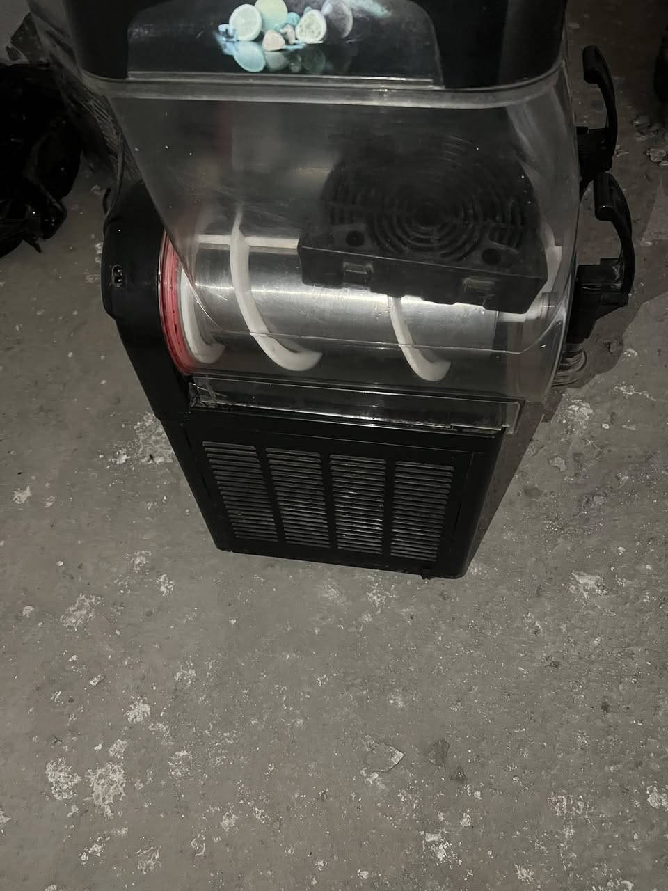 سلام عليكم غراض مرطبات 
مكينه سوفت صيني دبل كمبريس تبريد احواض نضام ليلي جدا نضيفه 
عارض ميلاد تركي ٩بلانك بيه حافظ اخت جديده 
مكينه سلاش ازبراي هوسك تركي جد نضيفه مكاني بغداد لاستفسار ***********
