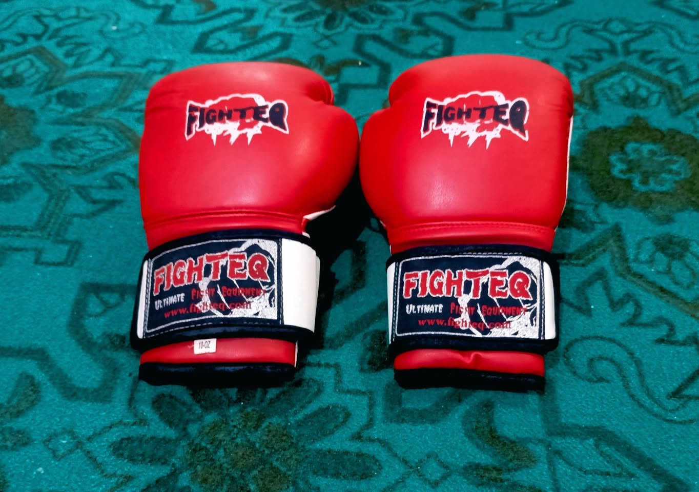 قفازات ملاكمة اصلية
قفازات ملاكمة قطعه نظيفة جدا صناعة باكستاني نوعية جيدة قياس small 
تصميم انيق ومرتب بطانة اسفنجيه لامتصاص الضربات وحماية اليدين خامة حلوة ومريحة للكفوف توفر حماية اساسيه لليدين والمعصمين التبطين الموجود داخل القفاز يمتص الصدمات يوجد توصيل لكافة المناطق والمحافظات التوصيل مجاني 
للتواصل خاص او على الرقم ***********
