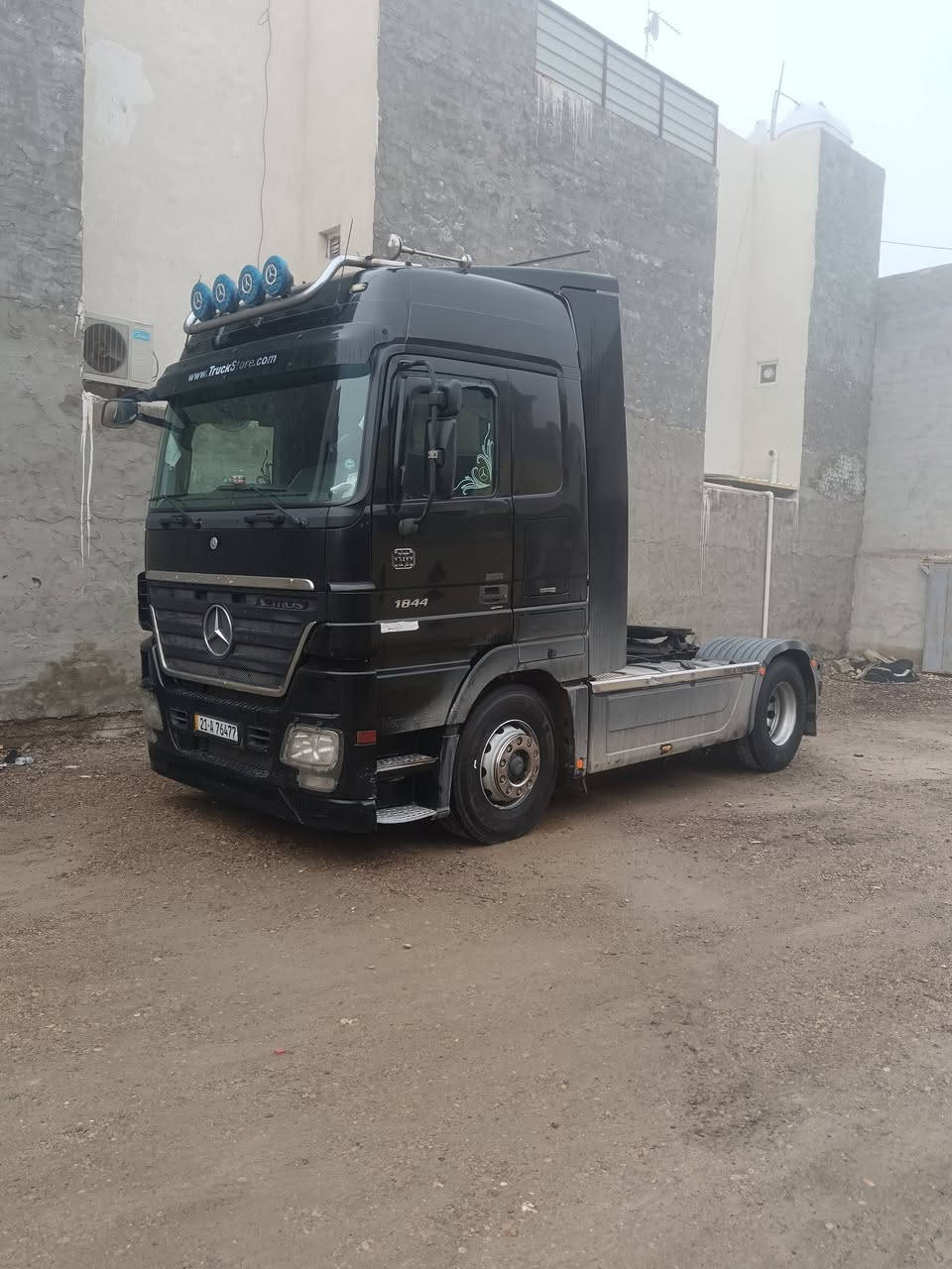 سلام عليكم اكتروز البيع موديل ٢٠٠٧ مربوطه فلات تك تاير أوربي بس راس بدون عربانه مكلف رقم صاحب السياره ***********
