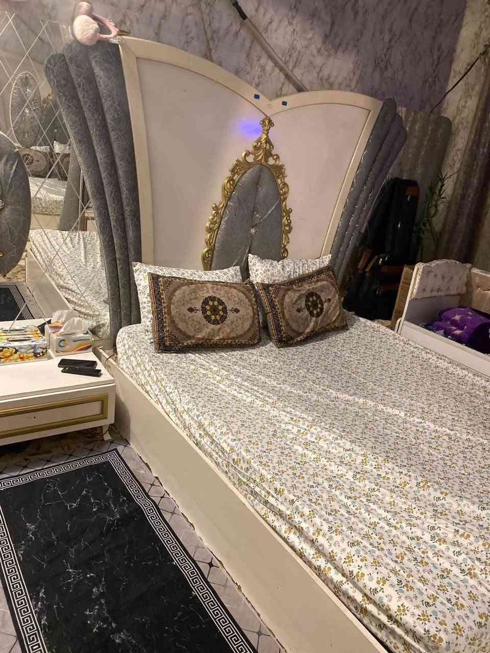 عندي غرفه مستخدمه للبيع مكاني بغداد حي البتول قرب فلكه حي نصر سعره ٤٠٠وبيه مجال عوزه ترتيبات ***********
