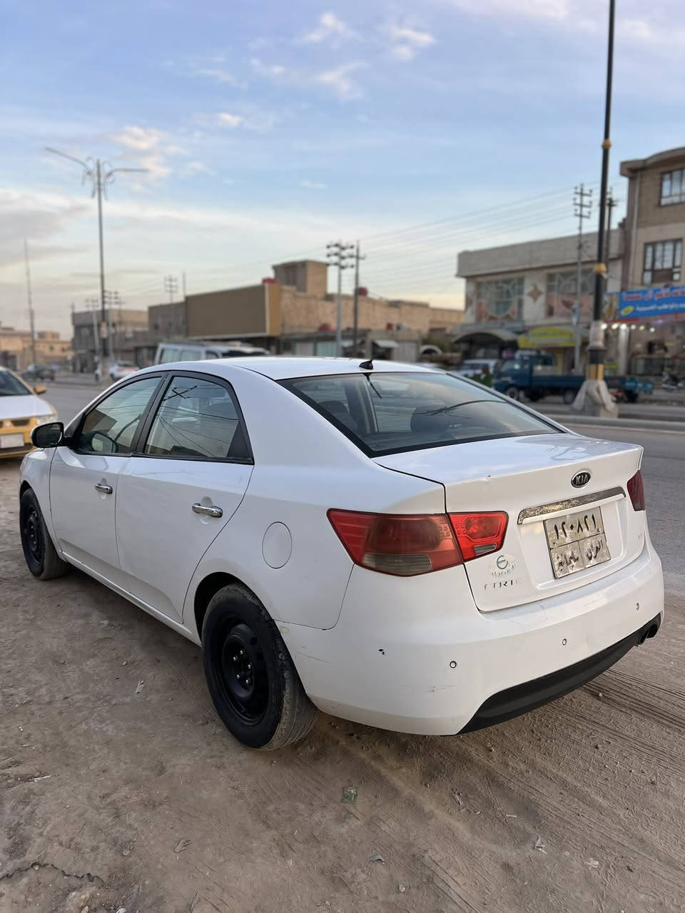 سلام عليكم
سيراتو 2013 خليجي محرك 1600 دوش رقم سليمانية كير و محرك مكفولات السيارة ما بيها نقص 

برغي بيها صبغ كم قطعة يعني احزام بدون دواخل نهائيا 

مواصفاتها 

تحكمات ستيرن 

حساسات خلفية 

شاشة اندرويد

اشاير بالمري 

مري شفط 

مكانها كربلاء طويريج 

سعر 87 بيها مجال 

***********
