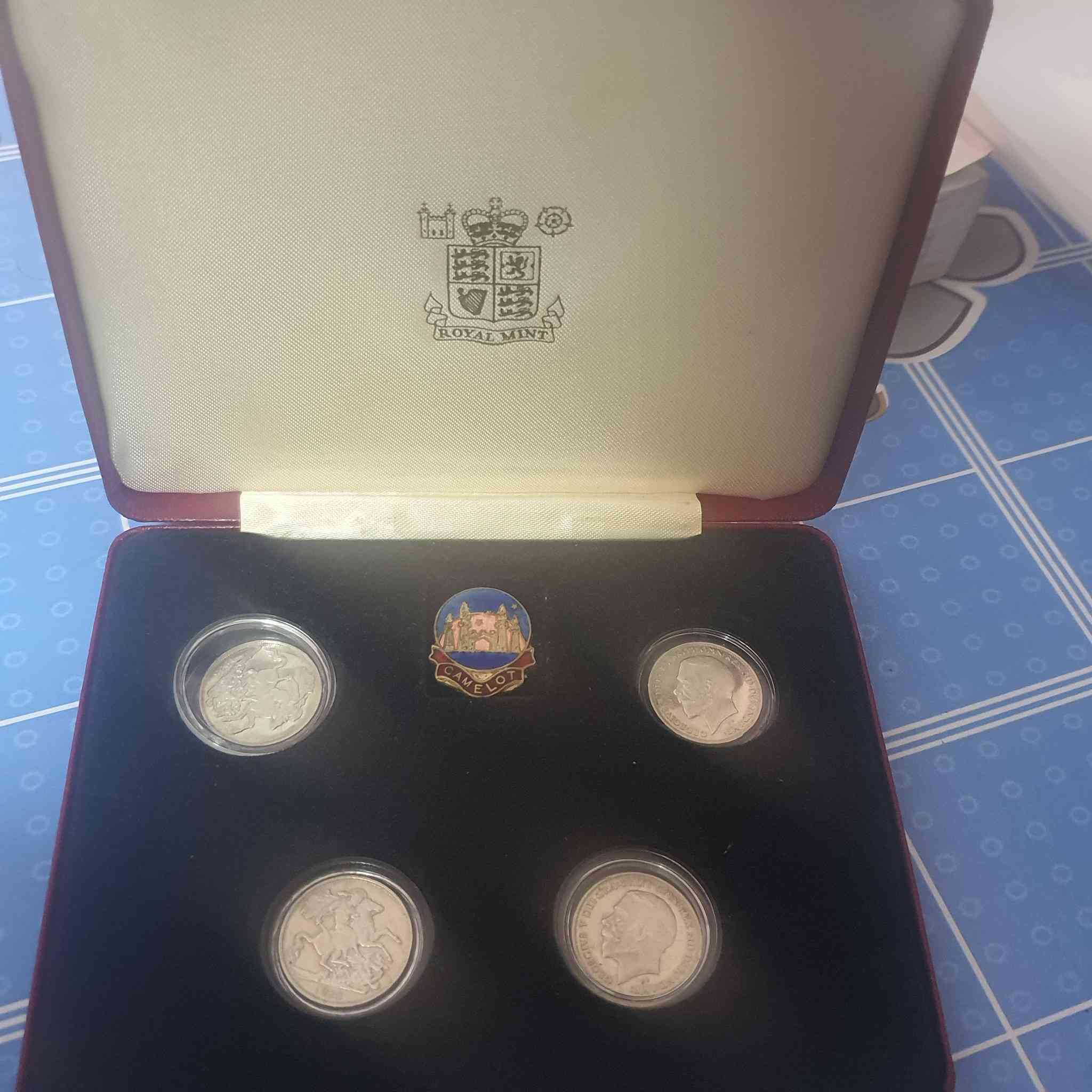 اربع عُملات انكليزية قديمة 1928 فضة عيار ٩٢٥   
للتواصل على الخاص او الواتساب ***********
