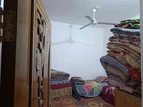 بيت للبيع المساحه 200متر كافة الخدمات ماء مجاري تبليط غرفتين نوم وصاله ومطبخ وستقبال صحيات داخليه وصحيات خارجيه جاهز للسكن اي نقص مابيه بناء طابوق جمهوري عنوانه طويريج حي الجمعية شارع مدرسة نبع المعرفه الاهليه قريب على الشط السعر 85مع المجال للتواصل ***********مكتب عقارات المحاسن
