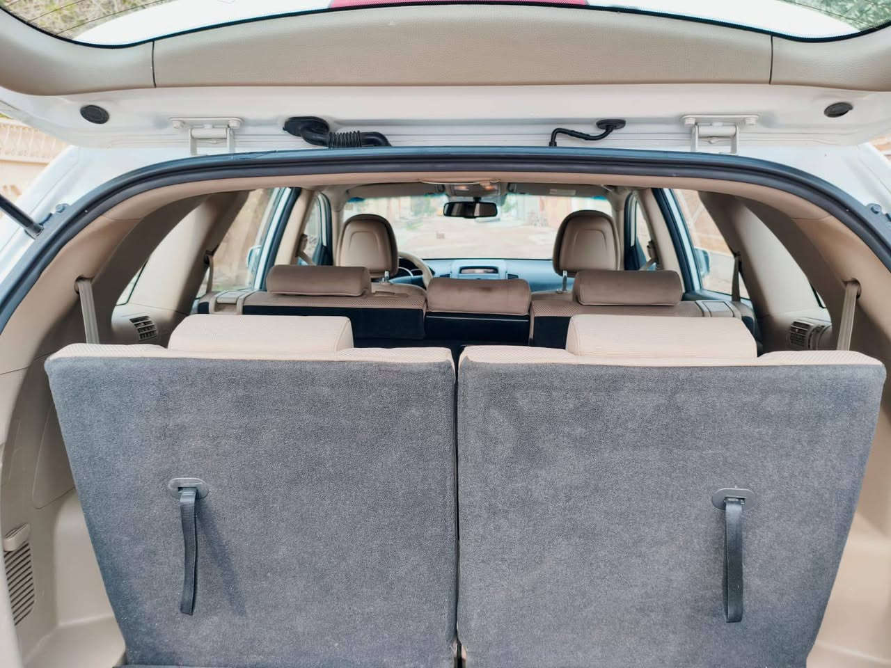 السلام عليكم اخوان ..
 سورنتو خليجي موديل 12 رقم سليمانية مكفوله كفاله عامه ماعدا نص شبر كارت بالباب خلف السياق 4سلندر 7راكب  مكينه وكير وحداديه كفاله تخم تاير باتري جديد صدر جديد كهربائيات كله شغاله  يدات استيل بلادي بي مانع انزلاق ومانع انحدار ثلاث قطع تبريد فول ايرباك مرايه شفط أشارة بالمرايه ماشيه  ١٠٤  كيلومتر فقط ،
السعر ١٤٧ وبي مجال 
رقم الهاتف *********** 
مكان السيارة ديالى قضاء خانقين.
رقم الهاتف ***********
