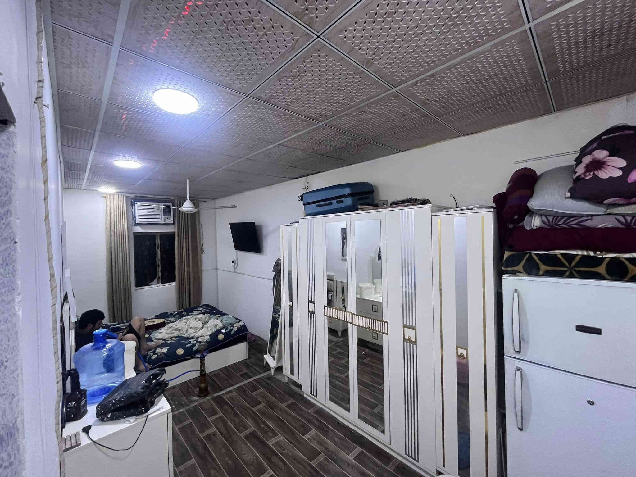 بيت 🏠 للبيع  بغداد الغزاليه.   مساحه ٢٨٠يحتوي عله ٥غرف نوم  زائد مطبخين وكل غرفه بيهة سويت وحديقه رقم ***********
