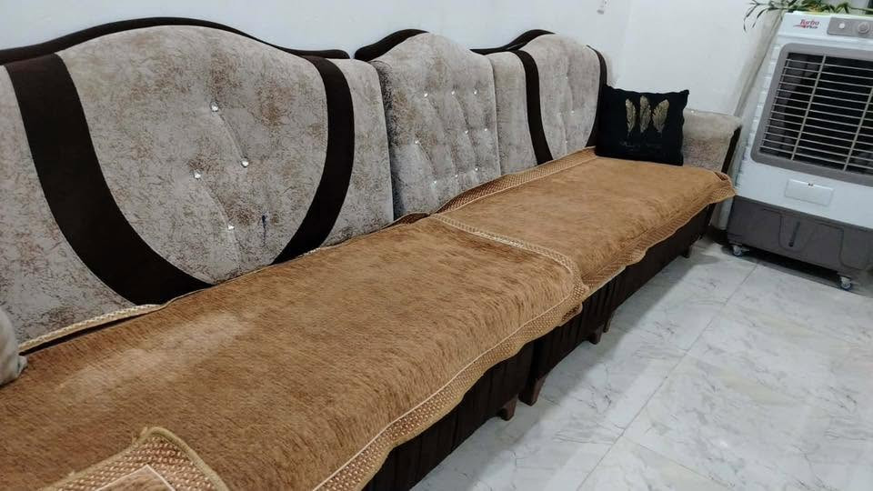 للبيع ديوان ٧ امتار نضيف مل بيت
عده الكوشات ولوجوها السعر ١٥٠ وبيه مجال بسيط 
العنوان موصل حي الحدباء 
يوجد توصيل ***********
