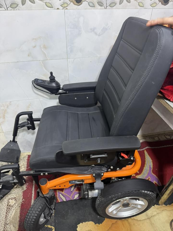 سلام عليكم كرسي جديد ما مستخدم لوك يشهد الله بس اخويه صغير الحجم وجبيره عليه صايره مكان بابل *********** السعر 450 الف السعر النهائي
