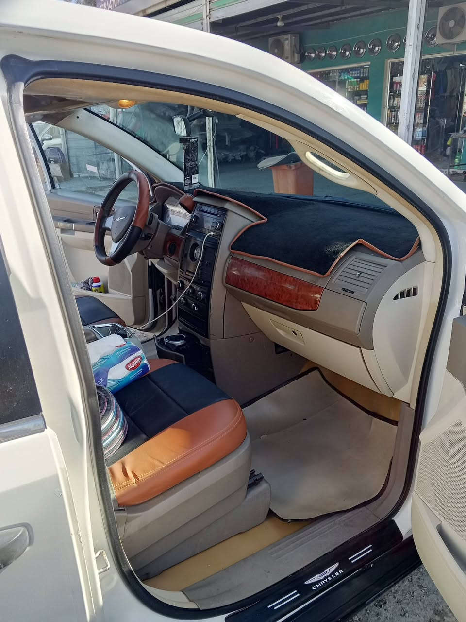 السلام عليكم ورحمة الله وبركاته دوج كرايسلر استيشن 7راكب 2008 رقم اربيل هزه وتحويل جديد بسمي سنويه جديده سياره تخم تاير جديد باتري جديد صدر جديد تبريد ثلاث قطع محرك كير مكفولات دوشمه جديده مكفوله من حادث فقط جاملغين اماميه بيهن صبغ بدون دواخل اثر شخوط سياره مال جناي السعر 140 اتصال ***********
