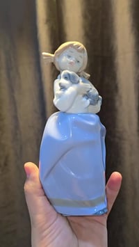 تمثال بورسلين • ناو لادرُو • فتاة وجرو نائم