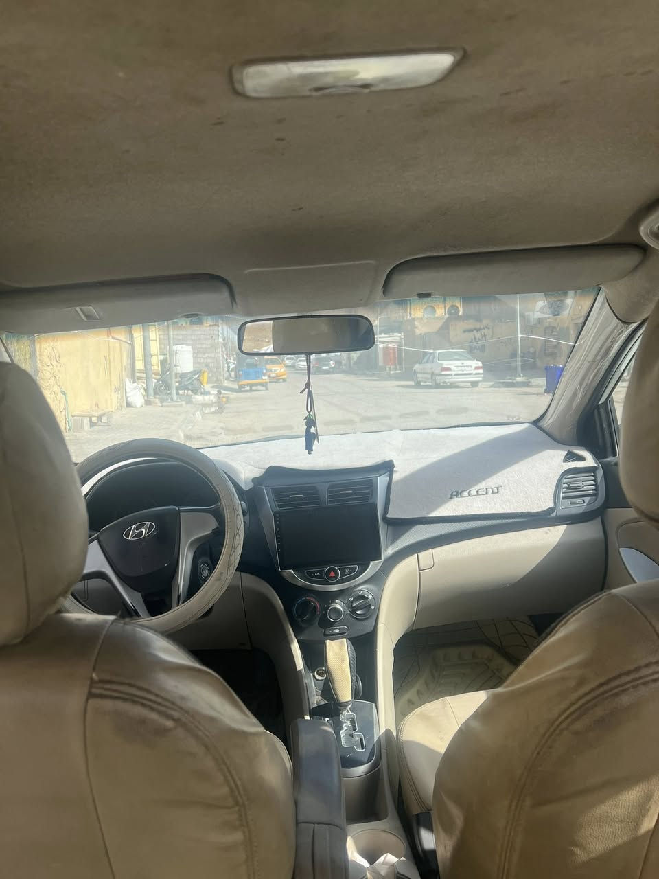 السلام عليكم للبيع سياره اكسنت موديل 2016خليجي السياره جاهزه مكينه كير حداده مكفولات تخم تاير تدفئه تبريد ثلج ❄️ السياره جاهزه مابيهه كل نقص السياره مال بيت علمن السياره مصبوغه عام اثر زنجار بل قماره وصبقناهه عام السعر 85وبيهه مجال قليل سنويتهه لحد2028للتصال ***********
