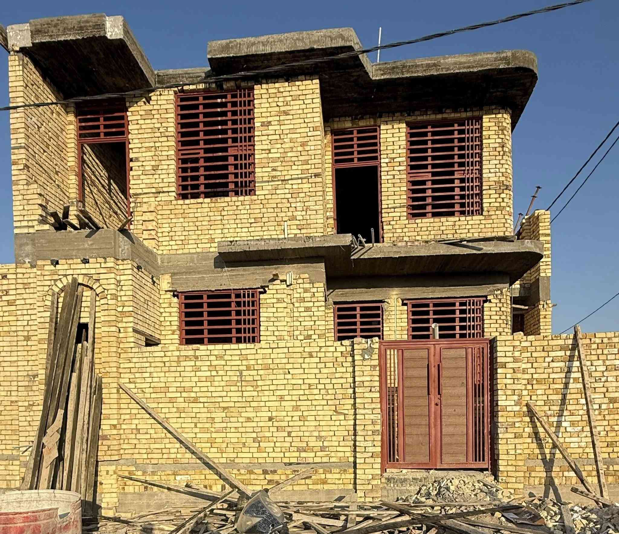 السلام عليكم (السعر مناسب جدا جدا )
هيكل للبيع طابو صرف مساحه 100 متر ركن مربع (10في 10)طابقين على شارع سادين (شارع 30) وشارع ثاني فرعي منطقه شويلي خلف دائرة صيانة الكهرباء خريطة مهندس يتكون من ثلاث غرف وصالتين  واستقبال ومطبخ وثلاث مجاميع صحية  دخلي وخارجي كامل صب الداخل والشبابيك والابواب (حديد مطعم بديل الخشب)والمجاري وبوري كهرباء وبروفايلات ديكور اناره 

الخدمات ( ماء وكهرباء ومجاري فقط باقي الشارع ما مصبوب )

بيع سريع وسعر مناسب جدا 

للاستفسار واتساب 

***********
