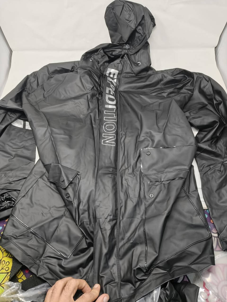 بنطرون+ القمصله كلش حلوه تفلش
جلد . ومغلفه بطبقه بولي يوريثان(pU) مقاوم للهواء والماء
السعر 65الف /يوجد توصيل كافه المحافضات 5ألف /
واتساب ***********
