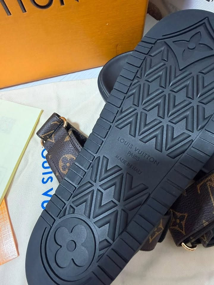 صندل Bom Dia مسطح ومريح (Bom Dia Flat Comfort Mule) اورجنال من تصميم دار الأزياء الفرنسية الفاخرة لويس فويتون (Louis Vuitton).

ايطالي اصلي / قياس 44 / للحجز خاص


**إذا كنت صاحب هذا الإعلان وتريد حذفه لأي سبب، رجاءا أرسل رسالة إلى الدعم الفني**