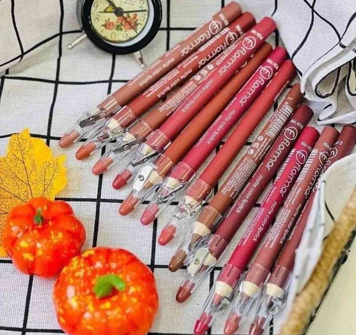 *الجديد وصلللل 😍😍*
اقلام تحديد الشفاه فلور مار مجموعة مكونه من 12 لونًا ❤‍🔥❤‍🔥

مجموعة فاخرة من أقلام تحديد الشفاه بتدرجات ألوان أنثوية مميزة، من الوردي الناعم إلى الأحمر الجريء والبني الدافئ. كل قلم يتميز بتركيبة مطفية مخملية تدوم طويلًا، وتمنحك تحديد دقيق وإطلالة شفاه مثالية وثابتة طوال اليوم.

🔸 المميزات:
💄 ألوان واضحة ومركزة
🖌️ سهلة التطبيق والانزلاق بسلاسة
💋 تثبيت قوي بدون تكتل أو جفاف
🧴 يمكن استخدامها كروج كامل لمظهر مطفي
👄 تناسب جميع ألوان البشرة والمكياج
👜 عبوة مدمجة مثالية للتنقل والاستخدام اليومي

سعر السيت خاص الاف توصيل لجميع المحافظات العراق  #10k#


**إذا كنت صاحب هذا الإعلان وتريد حذفه لأي سبب، رجاءا أرسل رسالة إلى الدعم الفني**