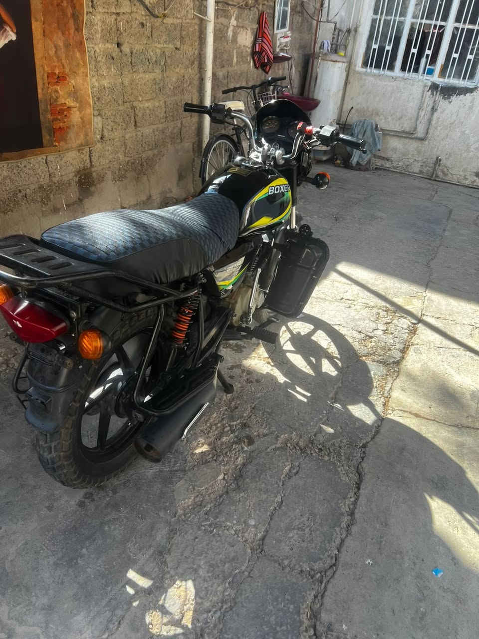 سلام عليكم بوكسر موديل ٢٠٢٠ دراجه   اوراق اصولي    نضيفه وحلوه ولا مشتغله دلفري ولا متعوبه تجفيت جديد شركه لا صوت لا دخان لا تنقيص المكينه ناعمه دبلاته كلش حلوه نصبه شكل سلف هندر بكل وقت  كهربايات شغاله فقط نقصها جوين مال شوته الي يصير من شوته ل كابريتي سعره الفين دينار بس ما عندي وكت اروح اجيبه كلوب زنون   
عنواني بغداد الكمالية سعر ٨٥٠ وبيه مجال حك جيه***********
