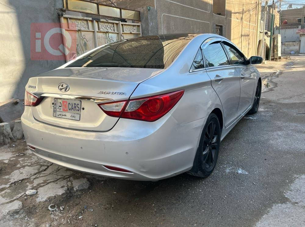 سوناتا خليجي موديل 2011
فول عده البصمه 
لون سلفر محرك دوش 2400
جديده فول نظافه سعر مناسب 
خابر ودلل سعر النترا ولله 
العنوان ديالى خان بني سعد 
***********
