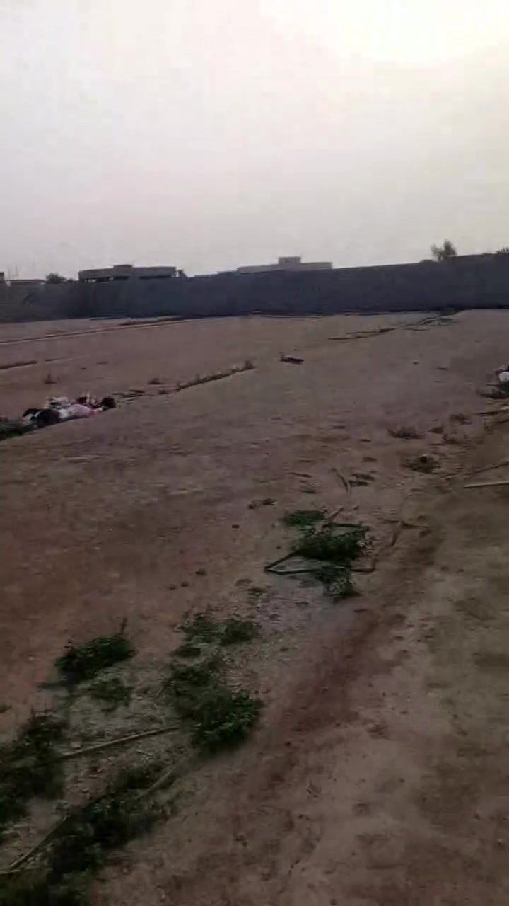 ---تابع الفديو للاخير 

*🎥 فيديو مباشر من الموقع 🎥* 

*للبيع قطعة أرض زراعية "استثمارية" 2000م*  
*الموقع: الزبير - شارع المكصب - قرب القبة الذهبية* 

*شوفوا بعينكم بالفيديو:*
✅ سياج بلوك كامل محوطة 100% 
✅ شارع 10 متر نافذ قدام القطعة 
✅ موقع منطقة معامل ومخازن 
✅ تبعد 40 متر عن الشارع العام 

*المساحة فلات ومستوية وجاهزة للعمل مباشرة*

*السعر: 70 مليون دينار وقابل للتفاوض للشراي الصدگ* 
*البيع بدون استعجال، رجاءاً الاتصال فقط للجادين*

*للاستفسار: ***********
