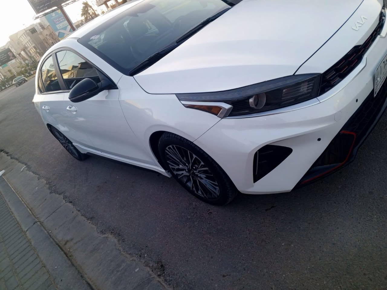 فورتي 22جيتي لاين معوقين حادث باب وجاملغ جهة السائق تبديل وصبغ توحيد لون جاملغ الخلفي سمكره وصبغ حادث بسيط بشكل مواصفات جيتي معروفه *********** سعر ١٣٥
