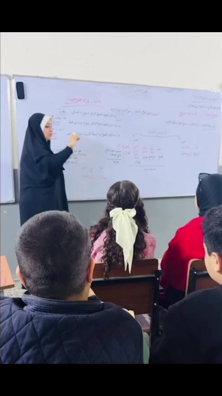 جانب من محاضرة الست أسماء مع طلاب الثالث متوسط – تميز، متابعة، وشرح مبسّط يضمن أعلى النتائج ✨
📍 معهد أوروك التعليمي | بغداد – حي تونس، آفاق عربية | 📞 *********** – 
***********
