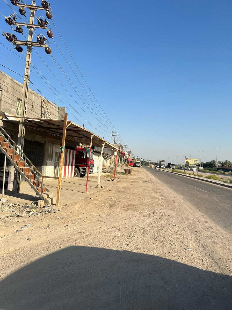 ✨ عقارات الأسد ✨

📍 قرب بوابة الحلة (الفندية)

تتوفر حالياً عدة عروض مميزة لقطع أراضٍ للبيع بمواقع حيوية ومناسبة للسكن أو الاستثمار.

🏡 4 قطع أراضٍ للبيع — جميعها بسند 25

1️⃣ العرض الأول
▫️ المساحة: 600 م²
▫️ الواجهة: 20 م
▫️ النزال: 30 م
▫️ تجاري
▫️ تحويل مباشر

2️⃣ العرض الثاني
▫️ المساحة: 420 م²
▫️ الواجهة: 35 م
▫️ النزال: 12 م
💰 السعر: 70 مليون
✅ قابل للتفاوض بشكل بسيط

3️⃣ العرض الثالث
▫️ المساحة: 200 م²
▫️ الواجهة: 16 م
▫️ النزال: 13 م
▫️ ثاني قطعة عن خدمي الفندية
💰 السعر: 43 مليون
✅ قابل للتفاوض

4️⃣ العرض الرابع
▫️ الواجهة: 10 م
▫️ النزال: 20 م
💰 السعر: 25 مليون
✅ قابل للتفاوض
📍موقع مميزوحيوي

📢 تنويه مهم

حرصاً على الوضوح مع الجميع، تم إدراج الأسعار ضمن تفاصيل العروض.

نرجو من الأخوة المتابعين الكرام الالتزام بالاحترام في التعليقات، والابتعاد عن الاستهزاء أو التعليقات غير الجادة.

للاستفسار أو التفاوض يرجى التواصل على الخاص، وأهلاً وسهلاً بالجميع.

الاتصال على الارقام التاليه او زياره #مكتب #عقارات #الاسد
الكائن في قضاء المحاويل حي ١٧ قرب #مقهى الصياد

***********/ ***********/ ابواسد.
