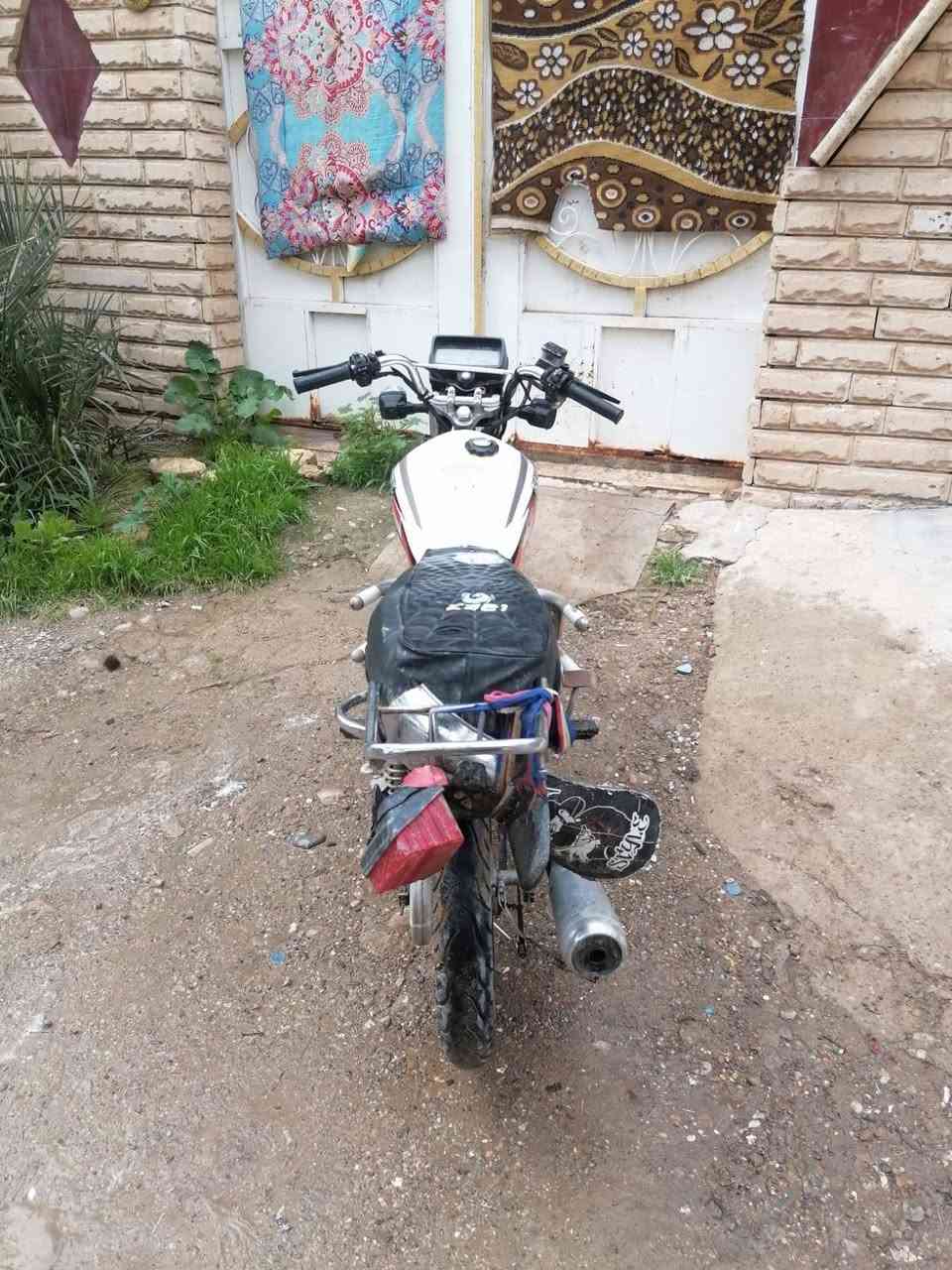 السلام عليكم سيفان ٢١ اوراق كامله ماطور جديد بس الجاملوغ الخلفي مكسو السعر ٤٠٠ وبي مجال الاتصال ***********
