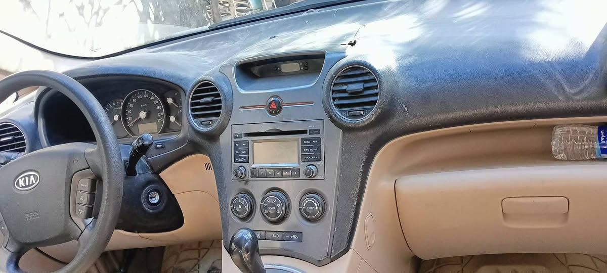 السلام عليكم كارينزا 2009 رقم انكليزي بأسمي الهزة بشهر 11 تسقط
7 راكب محرك 2000 بيها طخات بسيطة السعر 115 وبيها مجال بسيط 
رقم الهاتف ***********
