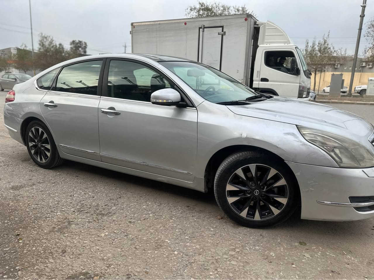 نیسان تیانا ٢٠١٠ 
سەیارەکە V6 مەکینە گەورەیە 
پانۆڕاما ، بەسمە ، کوشن کارەبا ، کوشن خەزن ، کوشن سارد و گەرم ، کوشن جلد ، لایت زینۆن ، ئاوێنە شەفت و ئاوێنە ئیشاڕەیە ، تەبرید مەرکەزی ، 
سەیارەکە مەکینەی تەعمیر کراوەتەوە بەڵام گێڕ و مەکینەی بێ کێشەیە 
ڕەقەم دهۆکە 
دوو  جێی تەحدیلە و سەیارەکە تەزرە لێی داوە 
باقی سەیارەکە سبوغ و لێدرانی نییە 

بۆ پەیوەندی ؛ *********** أربيل, العراق
