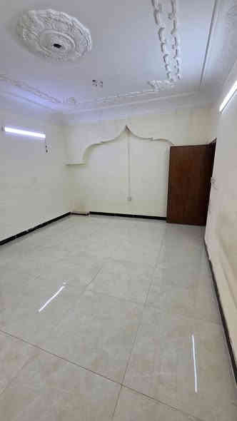 للإيجار في السيدية بيت مساحة ٣٠٠ متر 

البيت كلش نظيف محدث 

يحتوي على ٥ غرف نوم وصاله ومطبخ وخدمات وكراج وحديقة 

الايجار مليون ونص 

للاستفسار ***********
