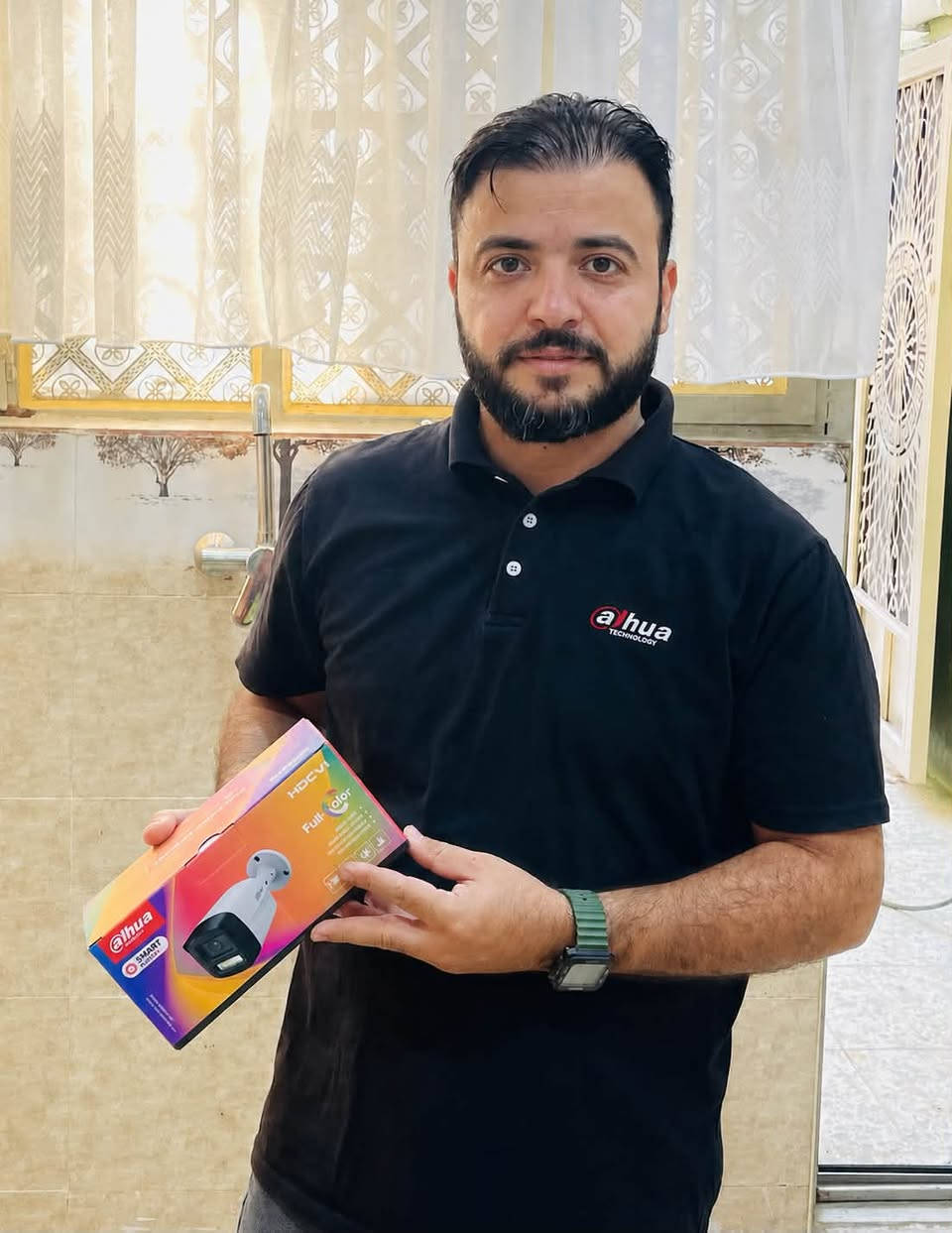 الحمد لله اعمالنا في (بغداد / الشعلة )
منظومة 4 كاميرات تجميع بأعلى المواصفات
مع خاصة الذكاء الاصطناعي 

خاصة الذكاء الاصطناعي هي:-
1️⃣ - تصوير اي شخص يصلك قرب المكان بصورة خاصة صوت 
     وصورة ولقطة فديو ١٠ ثواني .
2️⃣-ممكن تحديد الأشخاص المخولين من قبل النظام بعد 
       ادخال بيانات من قبل المستخدم.
3️⃣-تفعيل إرسال صور الأشخاص على الهاتف.
4️⃣- حفظ صورة آخر شخص كان بالموقع قبل فقدان او 
         سرقة جهاز وإرسالها على الهاتف

منظومة دهوادقة 5 ميكا فول كلر صوت وصورة 

📌المواصفات
🔺4 كاميرات دقة 5 ميكا فول كلر صوت وصورة دهوا اصلي
     دبل لد ( تصوير ليلي نهاري ملون حتى بدون انارة)

 🔻ديفيار 4 جنل دقة 5 ميكا نوع دهوا يشغل كل انواع 
      الكاميرات ويدعم تسجيل الصوت مع تصوير الوجوه 
     والتعرف عليها بالذكاء الاصطناعي 

🔻هارد 500 كيكا .

🔺كيبل رولة 100م مسلح ونحاس ومقاوم كافة الظروف الجوية 

🔺جهاز يو بي اس نوع ليثيوم اصلي يشغل منظومة الكاميرات 
     مع منظومة الانترنت ٣ ساعات حقيقي ويعتبر جهاز حماية 
     ومنظم فولتية وتلغي كافة المحولات

🔻بوكسات عدد 4 خاصة بالكاميرات لحماية الفيش من 
     الرطوبة والعبث وتعطي شكل لائق للكاميرات

🔻فيش كامله خاصة بالكاميرات

🔺كيبل اج دي مسلح

🔻ممكن ربط المنظومة على الانترنت وتراقيب وانت باي 
     مكان بالعالم

🔺ضمان سنه حقيقي

🔴لمزيد من المعلومات مراسلتنا على الخاص او الاتصال على الرقم
***********
***********مهندس محمد
