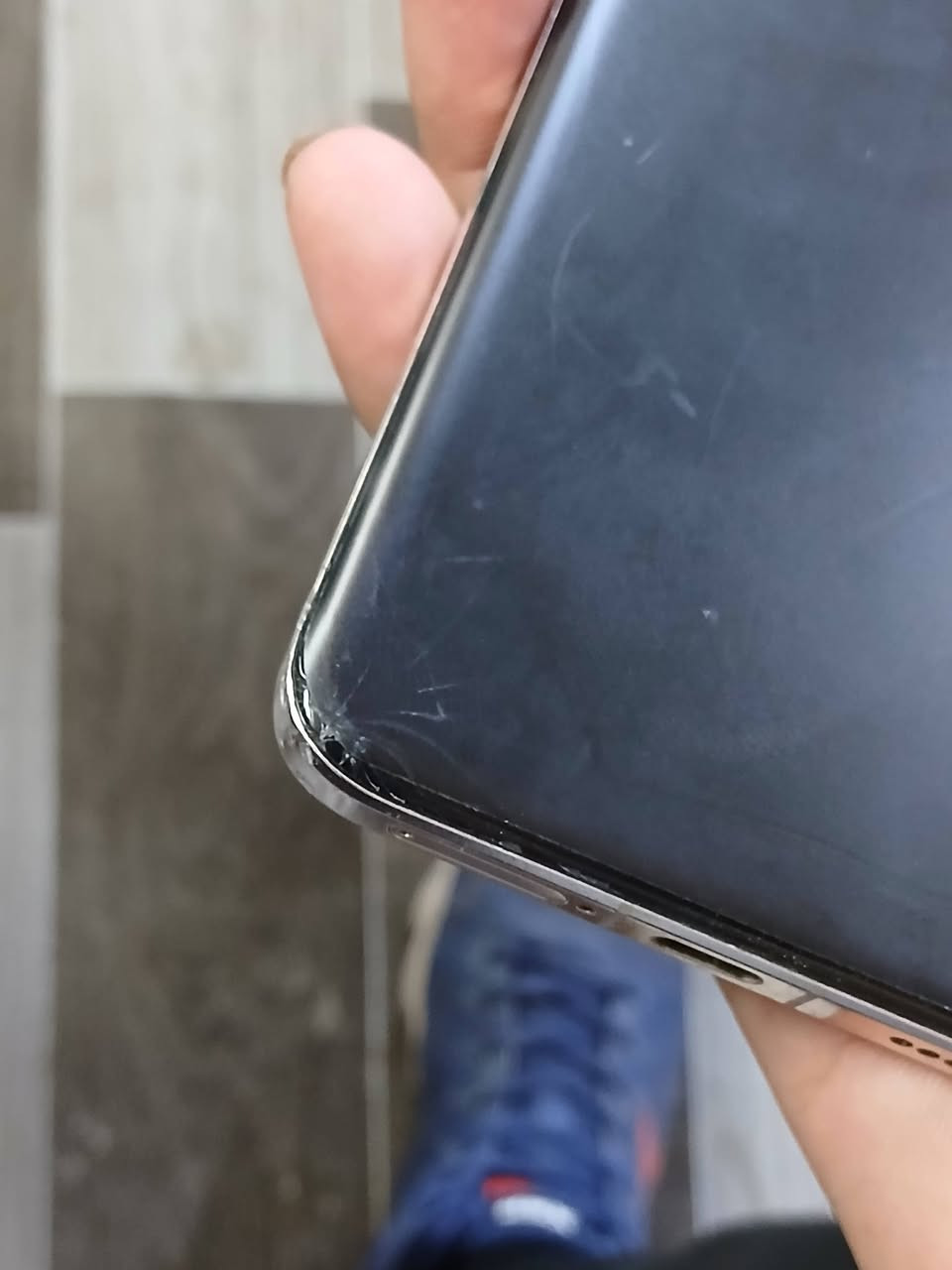 السلام عليكم
هونر ماجك 6pro
ذاكره512+12
ببجي120فريم
موضح تفاصيلة بصور 
بي ضربة بزاوية بشاشة بس مامثرة 
بدون ملحقات
حافظة +لزكة جلاتين بي
السعر 475 الف
مكاني بغداد الكاظمية
رقمي ***********
توصيل ماعدي
