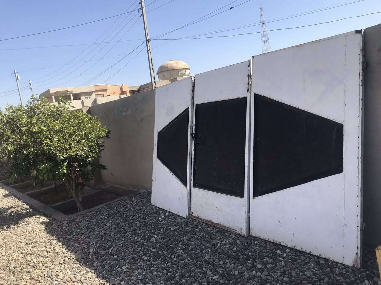 السلام عليكم باب حوش للبيع السعر 125  رقم تلفون *********** //***********
