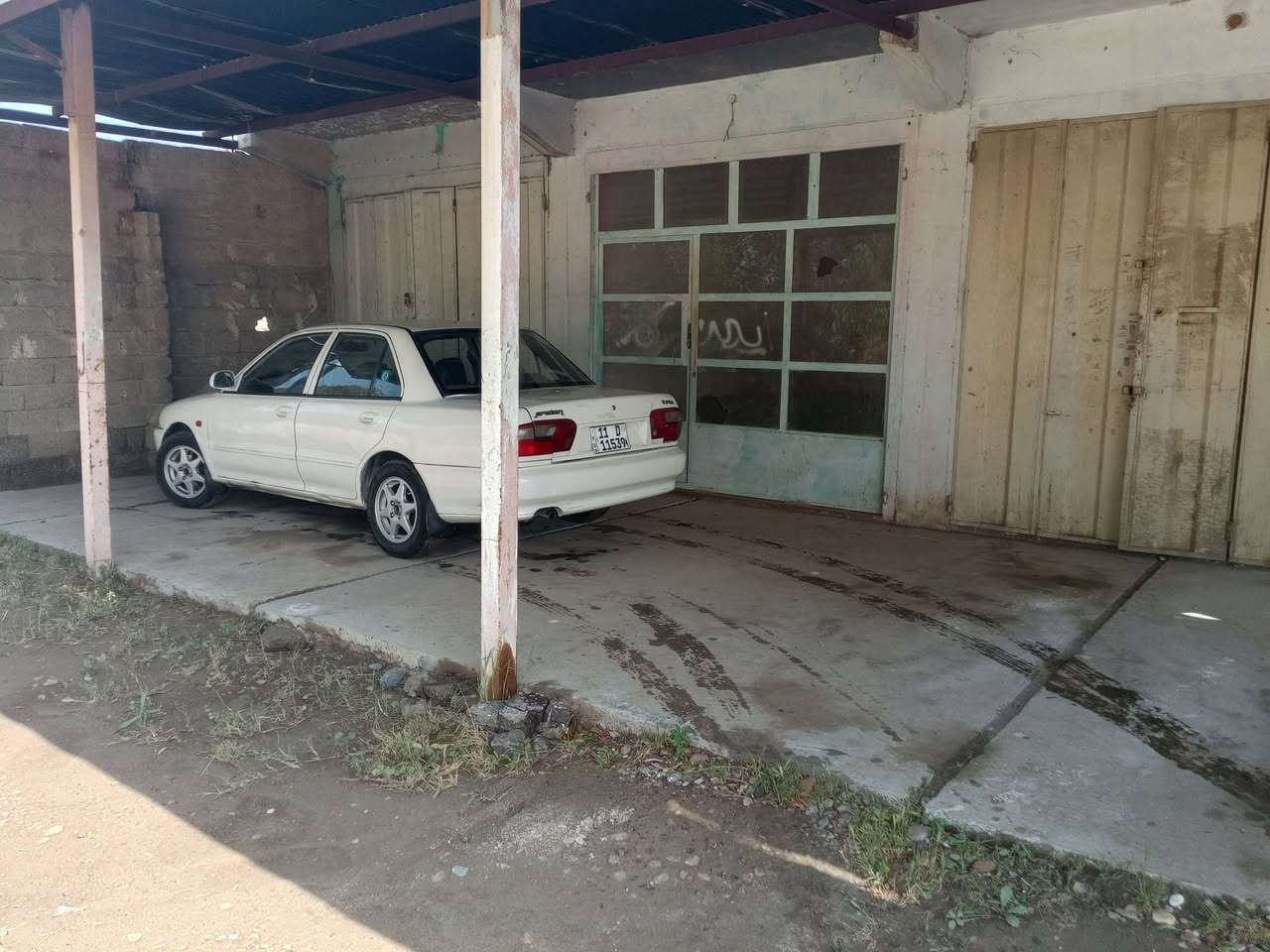 السلام عليكم براتون موديل 2004 رقم بغداد دولي باسمي تخم تاير جديد كير محرك شرط السياره مصبوقه حزام جماليه صورهه قبل الصبغ موجوده بدون ظربه وبدون كلشي السعر 45 مكان السياره الظلوعيه ***********
