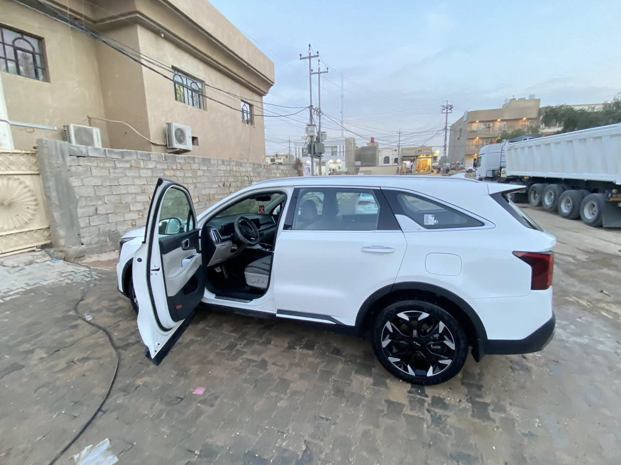 سورنتو 2025  👉بدون بانوراما🤩 رقم بغداد الدولي 🇮🇶ماشيه 18 👉السياره نضيفه 😍 نص فول تحكمات استيرن حساسات امامي خلفي 
بكاني بغداد 🫶
تلفون *********** بي وات ساب
