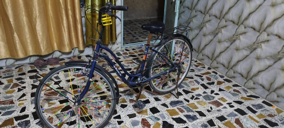 بايسكل ياباني حجم 26 لون نيلي مستخدم فقط 3 اشهر السعر ب180 وبيه مجال بسيط ومستعجل على بيعته والله ومحتاج فلوسهن🌹 رقم التواصل *********** واتساب المكان الشعب سبع قصور
