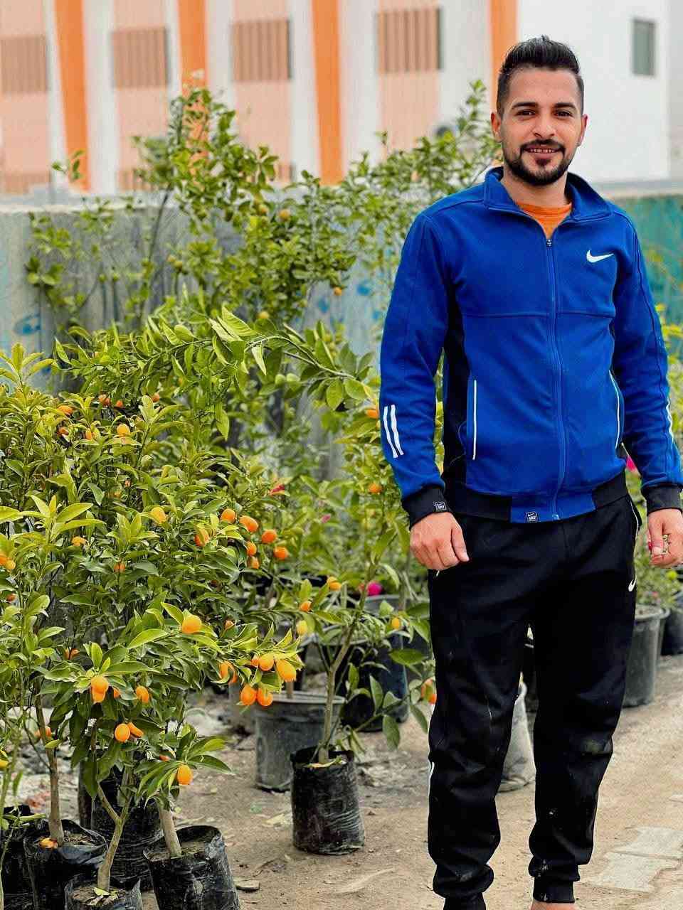 #الديوانية هذا الشاب الطيب المحترم اسمه اموري صاحب مشتل
 عده انواع الورود والاشجار وحتى توصيل عده واسعاره كله بلاش 
توصيل عده ❤️ 
للاتصال ***********
