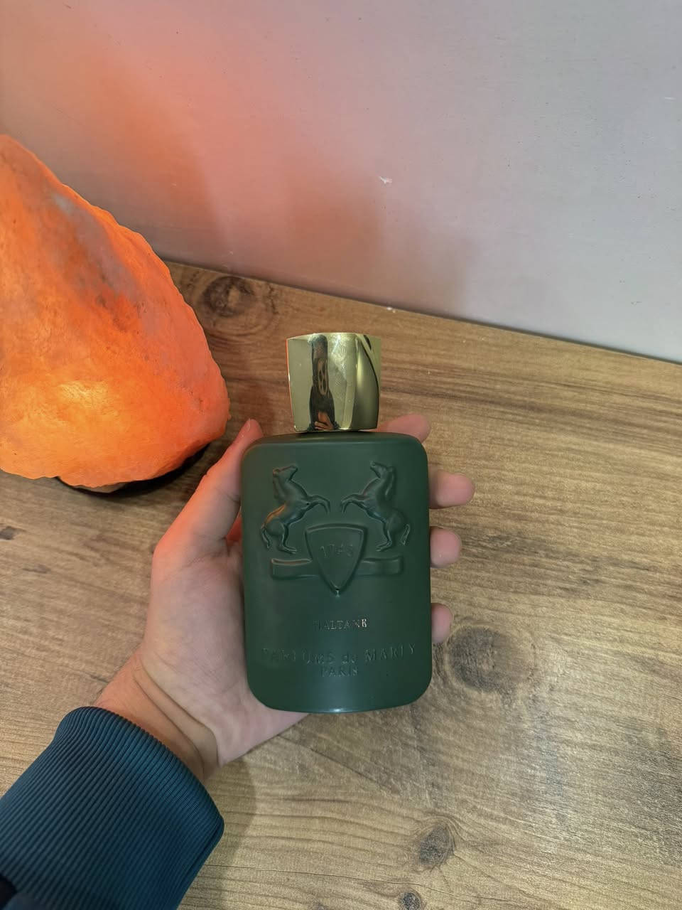 Parfums de Marly HALTANE
عطر (هالتان) عطر خشبي عطري 
أنيق، فخم، عشبي–حلو
متوفر للتقسيمات بحجم 2,3,5,10 مل 
للطلب و الحجر يرجى التواصل معي على الخاص و الواتساب وتدللون 🌷
***********💬
