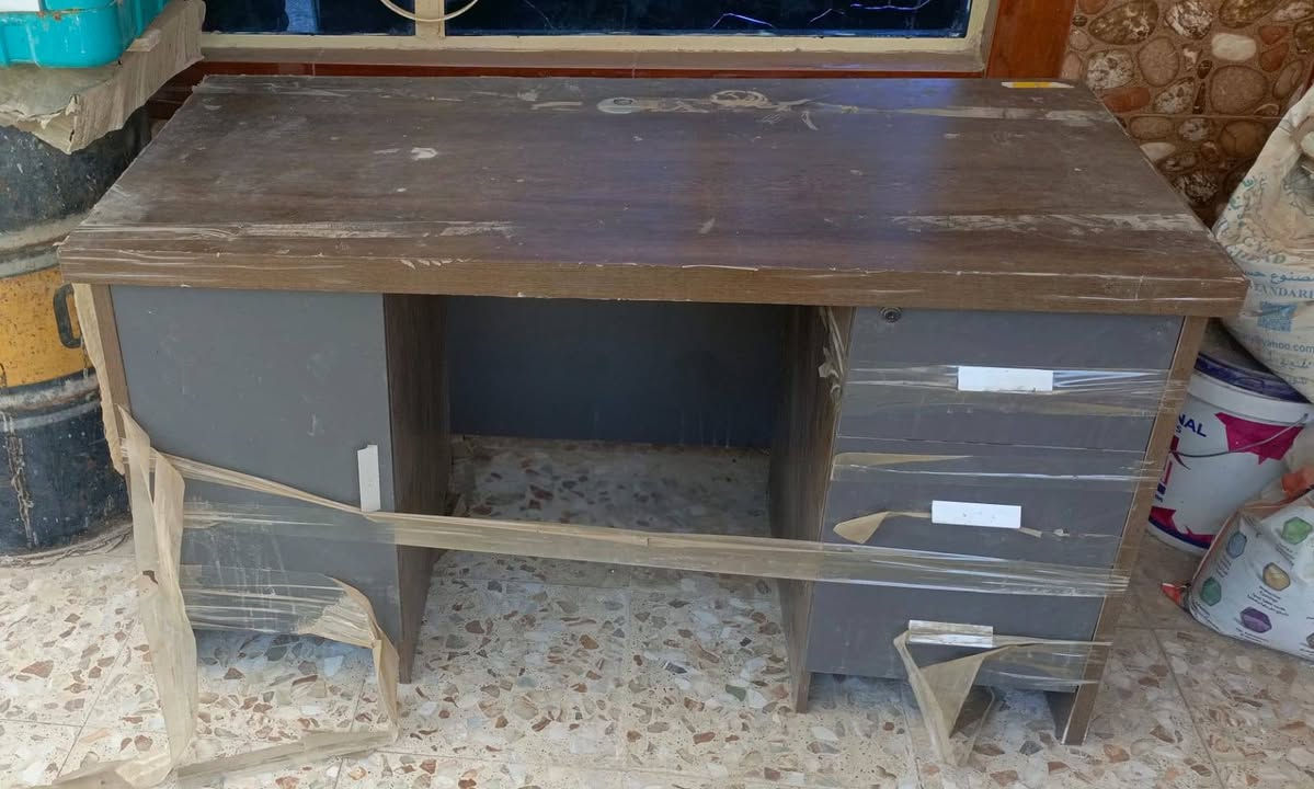 ميز مكتب غير مستعمل نهائيا
ارتفاع ستندر 80 
عرض 145
الهاتف ***********
