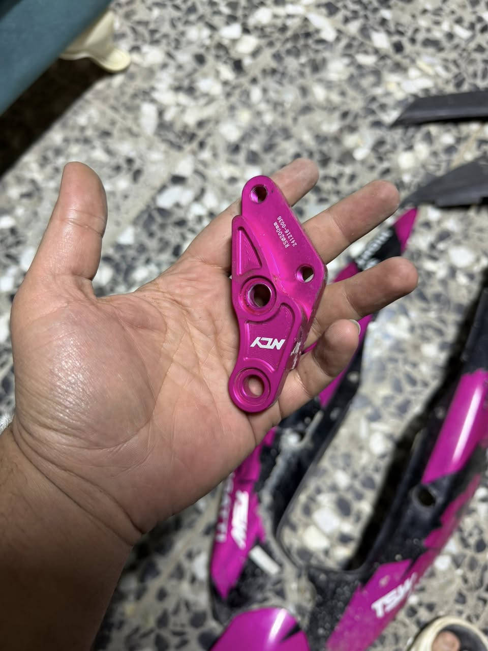 السلام عليكم ♥️
1-سواد ماكس عدله كامل مختم🖤
2-كفرات بلاديه مختمه و موشمات🖤
3-فج فرندو وردي او كرزي جديد🩷
4-كصه سوده بلاديه مختمه🖤
5-تطواله NCY ورديه🩷
6-جامه بك لايت نفطيه🩶
7-عداد اكتروني جديد🩶
8- ويل خلفي RBM اسود و اطار ستيل هو والتاير🖤
مكاني كربلاء حي العباس الفرع الاول♥️
***********♥️
