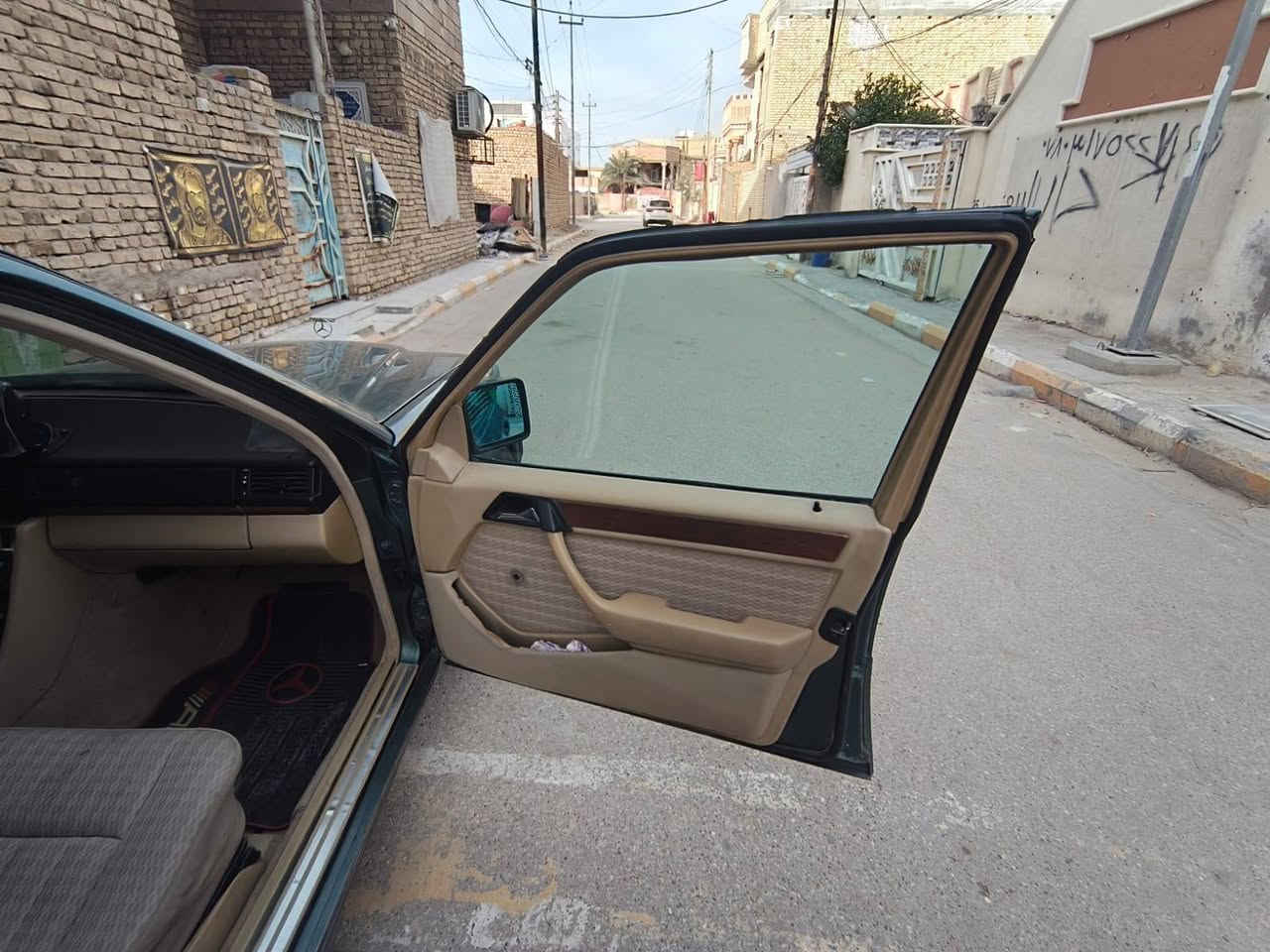 السلام عليكم مارسيدس دب للبيع موديل 1991 بسمي سياره جديده محرك ابلاد اربعه سلندر لاتنقص ولاتبخر   تخم تاير جديد حداديه جديده تبريد خير من الله دبل هورن كشنات جلد دبل مروحه  سلايت فتحه سقف شاشه كاميرا
السياره جديده كلشيء بيهه شغال  قواعد دبل سليمات كلش بدون معجون فقط ضربه 4اصابع بالجنطه كما موضح بالصور الله شاهد السياره بالحقيقه احله من الصور مال جناي تعال وشوف بعينك
السعر 85 وبيهه مجاال قليل فقط للشراي العنوان الناصريه مركز للتواصل ***********
