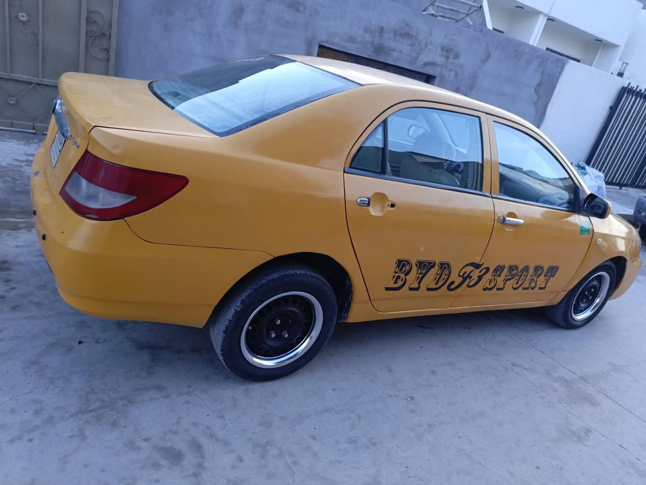 بيوادي f3 موديل 2013 رقم بغداد
لبيع بدون راعيه ماندل  سعر  35 ورقه بي مجال 
***********
