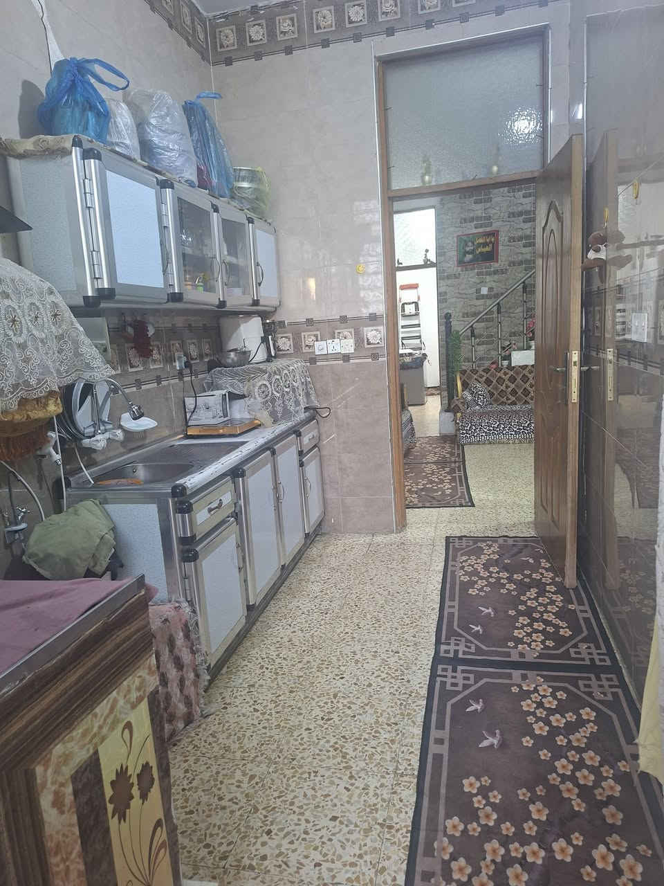 منزل متكامل للبيع المساحه 120 متر 6+20 زراعي مشمول بالتطويب غرفتين 6+4 غرفه جوه والثانيه فوك بالطابق الاول + استقبال خمسه ونص في 3 ونص ومطبخ وصحيات خارجيه وداخليه علمأ البناء طابوك السقف مسلح الارضيه كاشي الكهرباء بوري بيت كامل ما عايز لو ازغر شي البيت نضيف جدأ ماء اساله بالباب الابي خط ذهبي المولده تبعد عنه 50 متر التبليط يبعد عن البيت 20 متر  وبي هواي تفاصيل العنوان بابل شارع 80 مقابيل حي النصر  للاستفسار اكثر الاتصال على الرقم ***********
