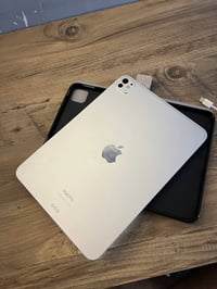 آيباد 11 برو • ٢٥٦ • بطارية ١٠٠